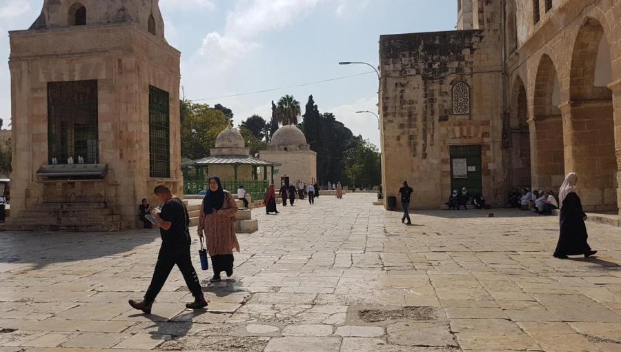 فلسطينيون في ساحات المسجد الأقصى فلسطينيون في ساحات المسجد الأقصى | المصدر: إندبندنت عربية