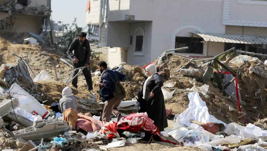 فلسطينيون في غزة يتفقدون أنقاض بيتهم بعد أن قصفه الاحتلال فلسطينيون في غزة يتفقدون أنقاض بيتهم بعد أن قصفه الاحتلال | المصدر: getty images