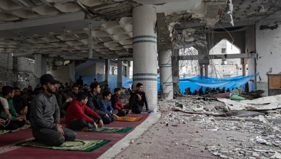 فلسطينيون يؤدون صلاة الجمعة في مسجد الهدى برفح الذي قصفه جيش الاحتلال الإسرائيلي فلسطينيون يؤدون صلاة الجمعة في مسجد الهدى برفح الذي قصفه جيش الاحتلال الإسرائيلي 23/2/2024 | المصدر: الوكالة الأوروبية للصور الصحفية
