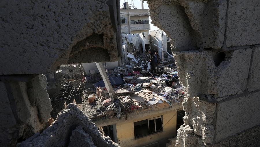 فلسطينيون يتفقدون موقع غارة إسرائيلية على منزل في رفح جنوب قطاع غزة فلسطينيون يتفقدون موقع غارة إسرائيلية على منزل في رفح جنوب قطاع غزة 7/2/2024 | المصدر: رويترز