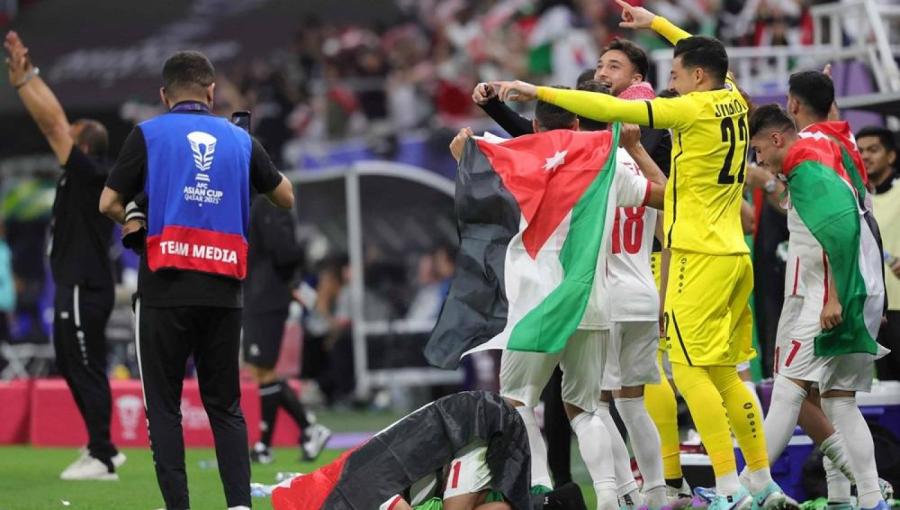 لاعبو المنتخب الأردني يحتفلون بفوزهم على كوريا والتأهل إلى نهائي كأس آسيا لاعبو المنتخب الأردني يحتفلون بفوزهم على كوريا والتأهل إلى نهائي كأس آسيا 6/2/2024 | المصدر: وكالة الأنباء الفرنسية