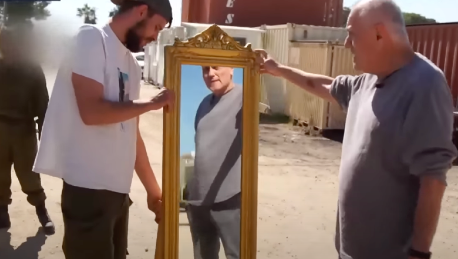 جنود إسرائيليون يعرضون مرآة سرقوها من غزة على محطة الإذاعة الإسرائيلية العامة جنود إسرائيليون يعرضون مرآة سرقوها من غزة على محطة الإذاعة الإسرائيلية العامة