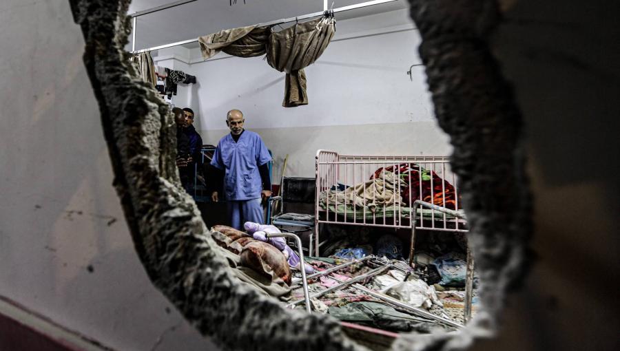 غزيون يتفقدون الأضرار في إحدى الغرف بعد القصف الإسرائيلي على مستشفى ناصر في خانيونس جنوب قطاع غزة غزيون يتفقدون الأضرار في إحدى الغرف بعد القصف الإسرائيلي على مستشفى ناصر في خانيونس جنوب قطاع غزة 15/2/2024 | المصدر: وكالة الأنباء الفرنسية