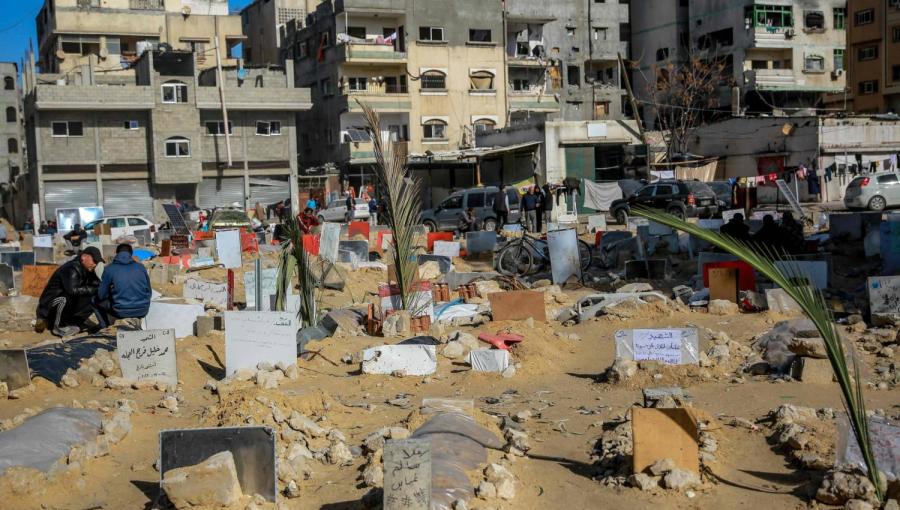 قبور الشهداء في محيط مجمع الشفاء الطبي بمدينة غزة قبور الشهداء في محيط مجمع الشفاء الطبي بمدينة غزة 10/1/2024 | المصدر: وكالة الأنباء الفرنسية