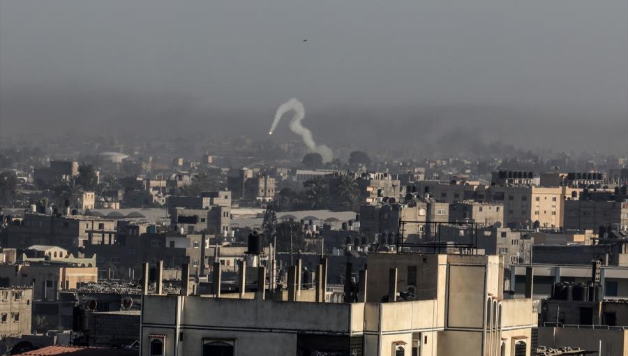قصف إسرائيلي كثيف على محيط مستشفى ناصر جنوبي غزة قصف إسرائيلي كثيف على محيط مستشفى ناصر جنوبي غزة | المصدر: الأناضول