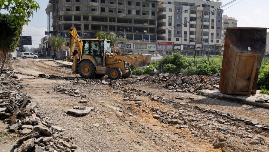 آثار الدمار الناتج عن دهم الاحتلال وتخريبه لإحدى مناطق جنين في الضفة الغربية آثار الدمار الناتج عن دهم الاحتلال وتخريبه لإحدى مناطق جنين في الضفة الغربية | المصدر: رويترز