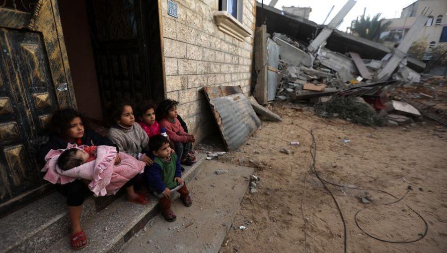 أطفال غزيون يجلسون عند باب بيتهم وحولهم أنقاض جراء قصف الاحتلال أطفال غزيون يجلسون عند باب بيتهم وحولهم أنقاض جراء قصف الاحتلال