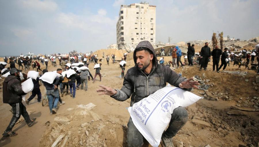 رجل فلسطيني من غزة يحصل على كيس طحين وسط المجاعة التي يعيشها القطاع رجل فلسطيني من غزة يحصل على كيس طحين وسط المجاعة التي يعيشها القطاع | المصدر: الجزيرة