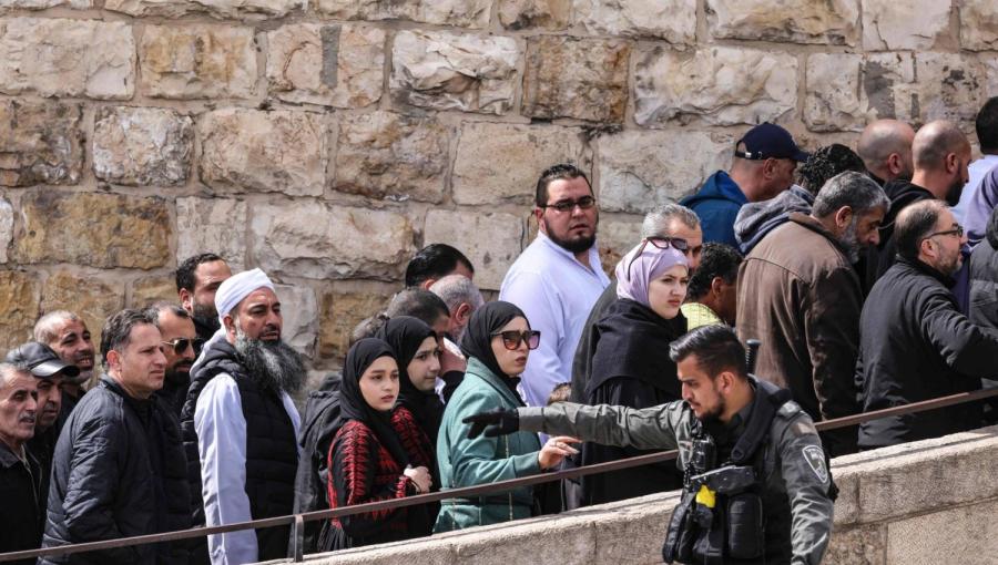 أحد أفراد شرطة الاحتلال الإسرائيلي يقيد مرور المصلين الذين يريدون أداء صلاة الجمعة في المسجد الأقصى عبر نقطة تفتيش بالقرب من باب الأسباط أحد أفراد شرطة الاحتلال الإسرائيلي يقيد مرور المصلين الذين يريدون أداء صلاة الجمعة في المسجد الأقصى عبر نقطة تفتيش بالقرب من باب الأسباط | المصدر: الشرق الأوسط