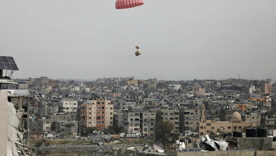 صورة أرشيفية لمظلية مساعدات خلال إنزال جوي على غزة صورة أرشيفية لمظلية مساعدات خلال إنزال جوي على غزة