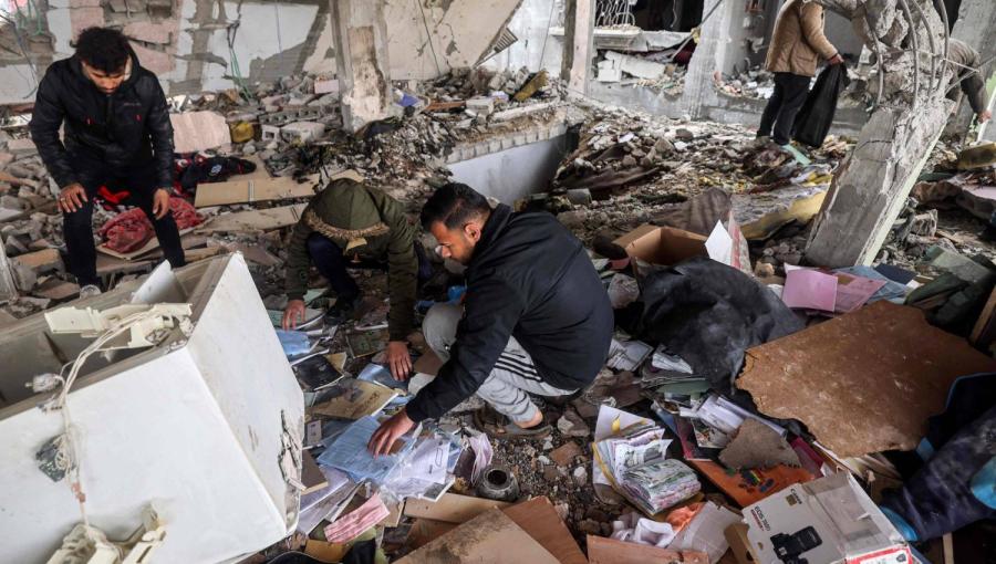 فلسطينيون يبحثون بين أنقاض وحطام مبنى قصفه الاحتلال الإسرائيلي في رفح جنوب قطاع غزة فلسطينيون يبحثون بين أنقاض وحطام مبنى قصفه الاحتلال الإسرائيلي في رفح جنوب قطاع غزة | المصدر: وكالة الأنباء الفرنسية