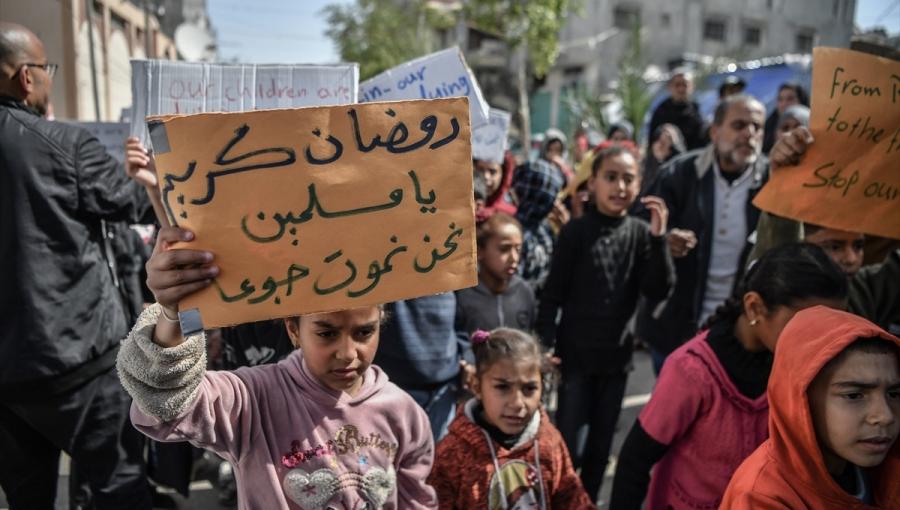 أطفال من غزة يرفعون لافتات تعبر عن وضعهم وجوعهم في القطاع مع حلول شهر رمضان أطفال من غزة يرفعون لافتات تعبر عن وضعهم وجوعهم في القطاع مع حلول شهر رمضان | المصدر: الأناضول