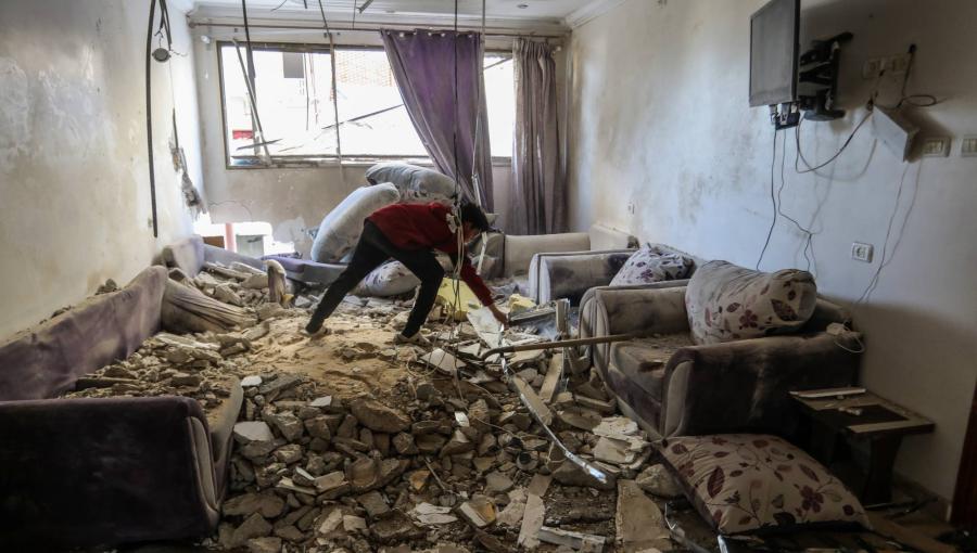 فلسطيني يتفقد منزله في رفح بعد أن دمرته غارة إسرائيلية على غزة فلسطيني يتفقد منزله في رفح بعد أن دمرته غارة إسرائيلية على غزة | المصدر: وكالة الأنباء الألمانية