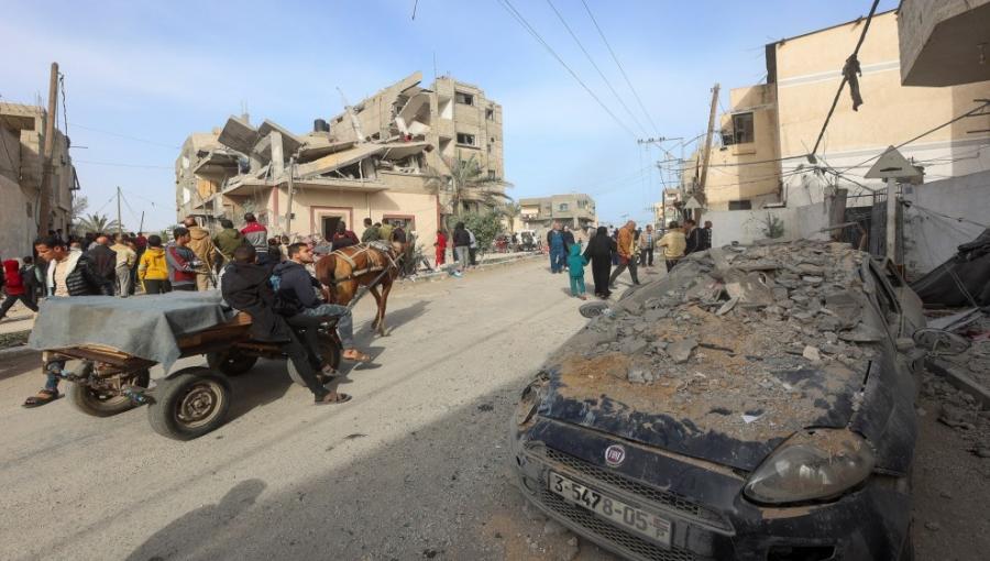 فلسطينيون قرب موقع تعرض لضربة من الاحتلال الإسرائيلي في رفح جنوبي قطاع غزة فلسطينيون قرب موقع تعرض لضربة من الاحتلال الإسرائيلي في رفح جنوبي قطاع غزة | المصدر: رويترز