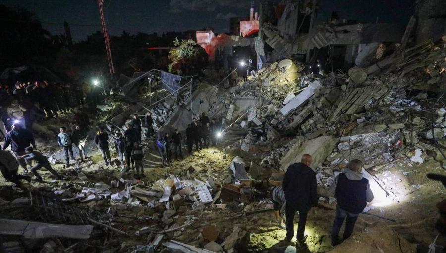 فلسطينيون يبحثون تحت الأنقاض لإخراج الأحياء بعد قصف إسرائيلي على دير البلح فلسطينيون يبحثون تحت الأنقاض لإخراج الأحياء بعد قصف إسرائيلي على دير البلح | المصدر: وكالة الأنباء الفرنسية