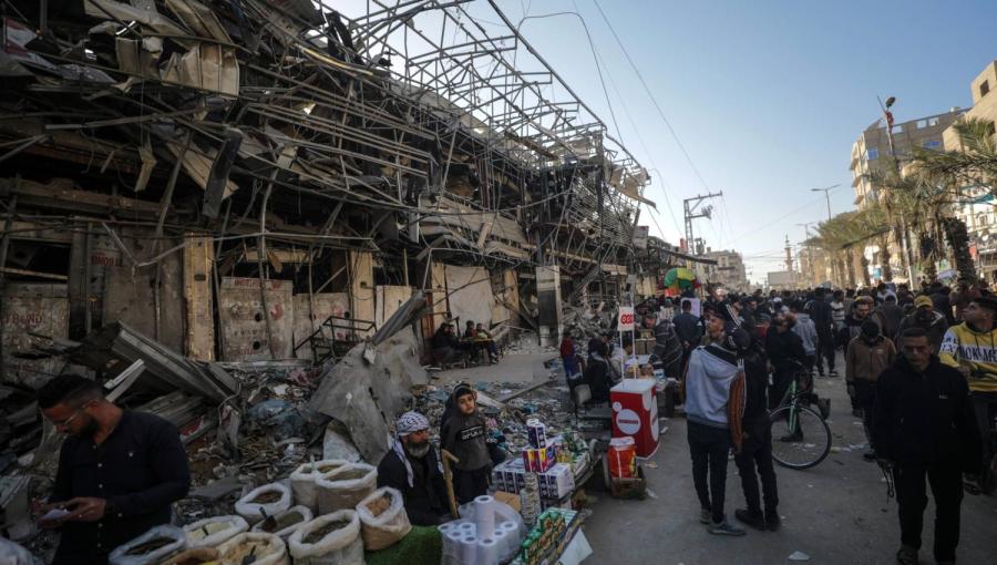 فلسطينيون في غزة في اليوم الأول من شهر رمضان يمشون بجانب باعة قرب المباني المدمرة في مخيم النصيرات للاجئين فلسطينيون في غزة في اليوم الأول من شهر رمضان يمشون بجانب باعة قرب المباني المدمرة في مخيم النصيرات للاجئين 11/3/2024 | المصدر: وكالة الأنباء الفرنسية