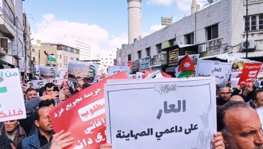 مشارك في مسيرة سابقة لدعم غزة في وسط البلد يرفع لافتة: "العار على داعمي الصهاينة" مشارك في مسيرة سابقة لدعم غزة في وسط البلد يرفع لافتة: "العار على داعمي الصهاينة" 8/3/2024 | المصدر: شباب لأجل القدس - الأردن