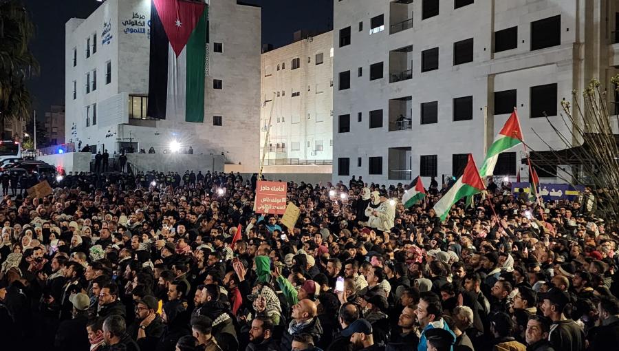آلاف الأردنيين يحاصرون سفارة الاحتلال آلاف الأردنيين يحاصرون سفارة الاحتلال عمّان 25/3/2024