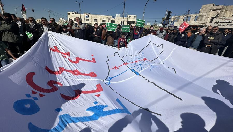 لافتة رفعها الأردنيون للمطالبة بجسر بري إلى غزة لافتة رفعها الأردنيون للمطالبة بجسر بري إلى غزة 1/3/2024