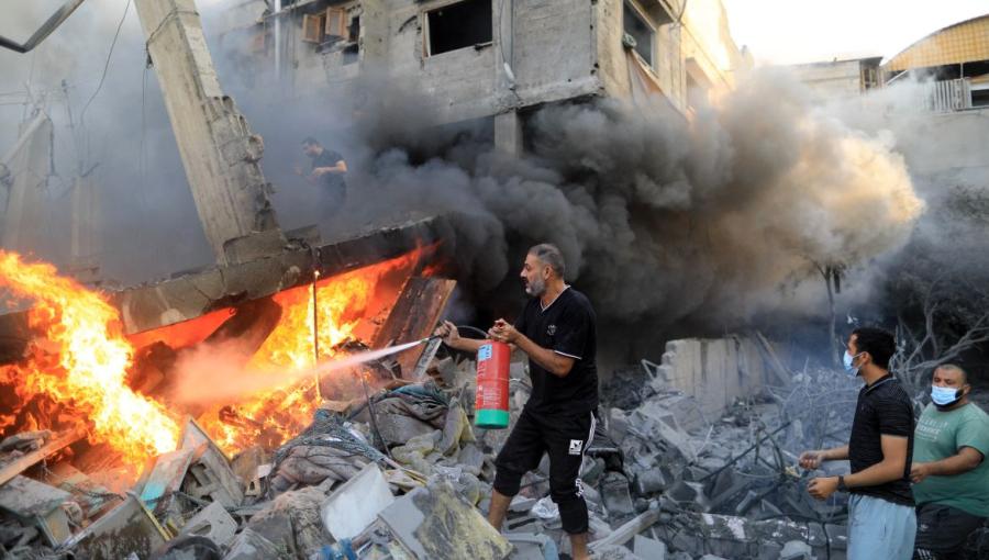 رجل فلسطيني جنوب قطاع غزة يحاول إخماد حريق شب في أنقاض منزل عقب غارة جوية إسرائيلية على خانيونس رجل فلسطيني جنوب قطاع غزة يحاول إخماد حريق شب في أنقاض منزل عقب غارة جوية إسرائيلية على خانيونس | المصدر: وكالة الأنباء الفرنسية