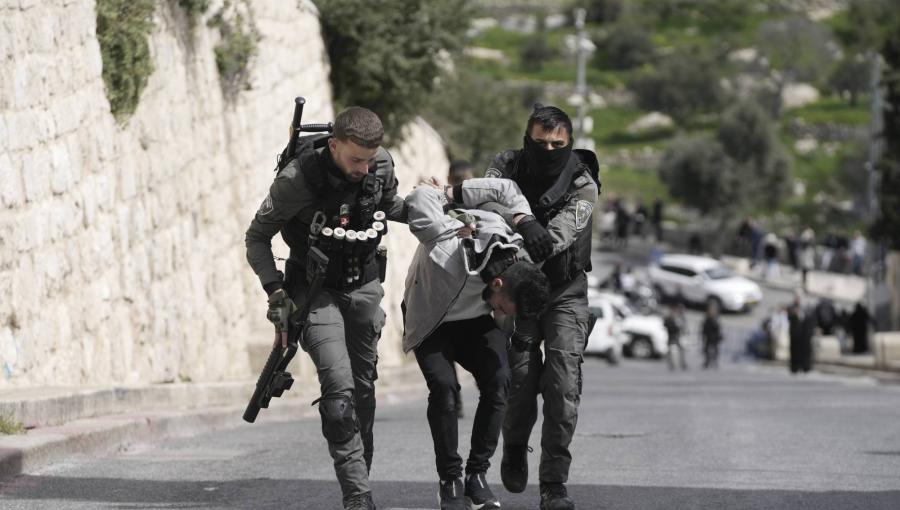 شرطة الاحتلال الإسرائيلي تعتقل شابا فلسطينيا في البلدة القديمة بالقدس قبل صلاة الجمعة في المسجد الأقصى شرطة الاحتلال الإسرائيلي تعتقل شابا فلسطينيا في البلدة القديمة بالقدس قبل صلاة الجمعة في المسجد الأقصى 1/3/2024 | المصدر: أسوشييتد برس