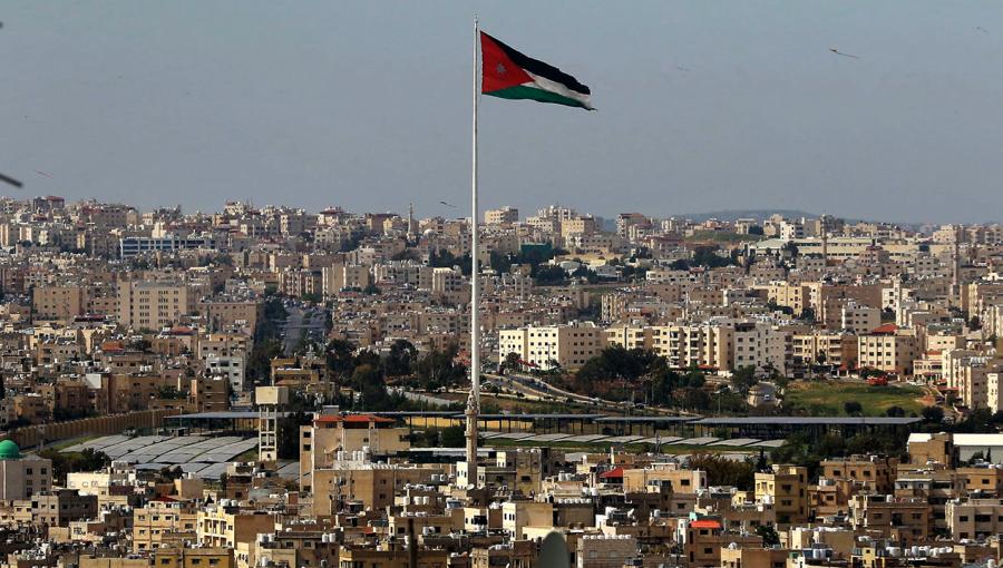 أجزاء من مدينة عمان يتوسطها علم الأردن أجزاء من مدينة عمان يتوسطها علم الأردن