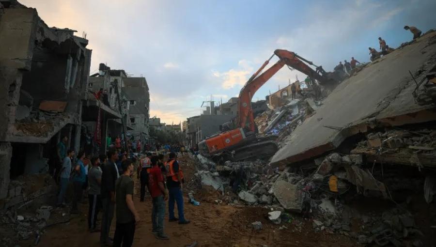 فلسطينيون يبحثون عن ناجين تحت أنقاض مبنى في مخيم النصيرات للاجئين وسط قطاع غزة فلسطينيون يبحثون عن ناجين تحت أنقاض مبنى في مخيم النصيرات للاجئين وسط قطاع غزة 31/10/2023 | المصدر: وكالة الأنباء الفرنسية