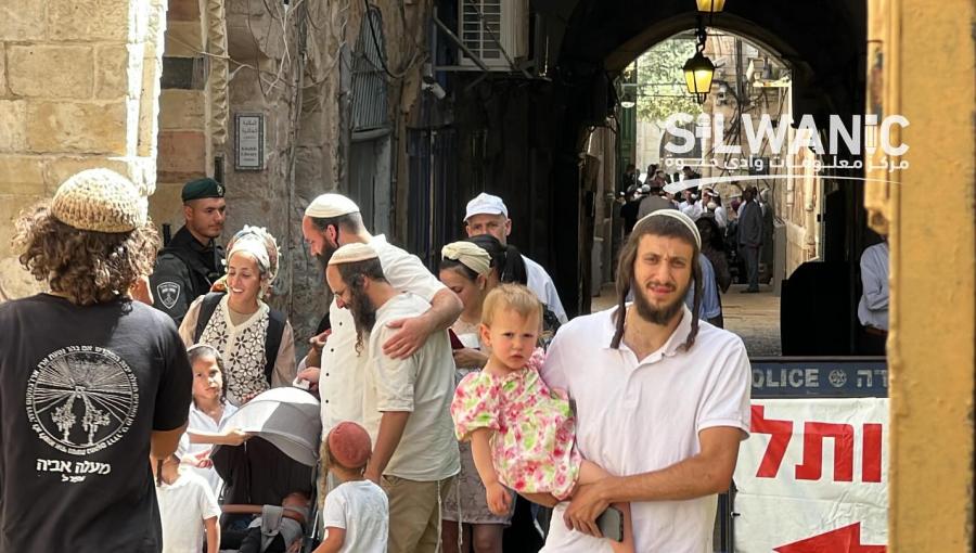 مستوطنون يخرجون عبر باب السلسة بعد اقتحامهم المسجد الأقصى المبارك ثالث أيام عيد الفصح اليهودي مستوطنون يخرجون عبر باب السلسة بعد اقتحامهم المسجد الأقصى المبارك ثالث أيام عيد الفصح اليهودي 25/4/2024 | المصدر: مركز معلومات وادي حلوة