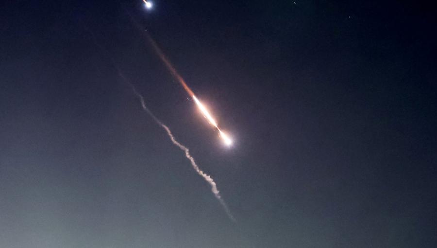 اعتراض صواريخ إيران فوق الأراضي الفلسطينية المحتلة اعتراض صواريخ إيران فوق الأراضي الفلسطينية المحتلة 14/4/2024 | المصدر: رويترز