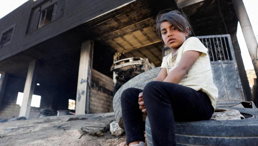 طفلة فلسطينية تجلس أمام منزلها الذي أحرقه مستوطنون في قرية المغير في الضفة الغربية طفلة فلسطينية تجلس أمام منزلها الذي أحرقه مستوطنون في قرية المغير في الضفة الغربية | المصدر: رويترز