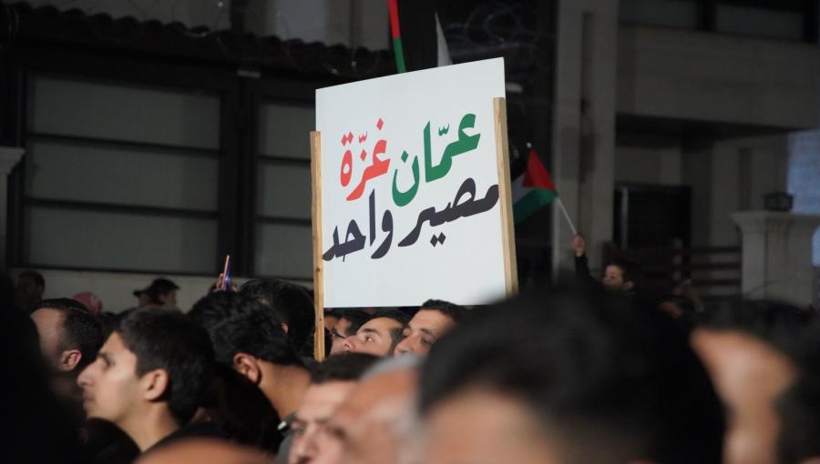 لافتة تحمل عبارة: "عمان غزة مصير واحد" خلال مظاهرات الأردنيين قرب سفارة الاحتلال الإسرائيلي احتجاجا على الإبادة الجماعية في غزة لافتة تحمل عبارة: "عمان غزة مصير واحد" خلال مظاهرات الأردنيين قرب سفارة الاحتلال الإسرائيلي احتجاجا على الإبادة الجماعية في غزة