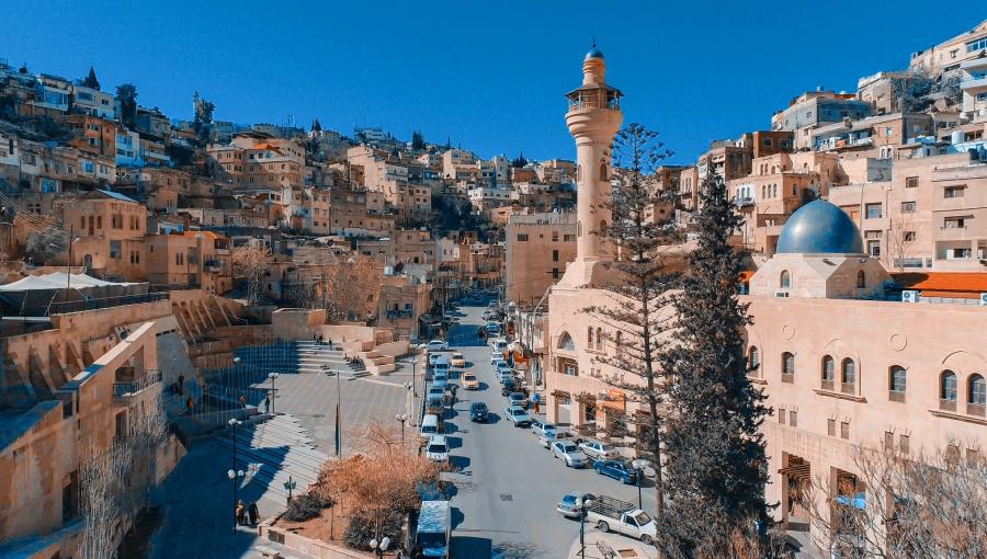 منظر عام من مدينة السلط ويظهر فيها جامع السلط الكبير منظر عام من مدينة السلط ويظهر فيها جامع السلط الكبير