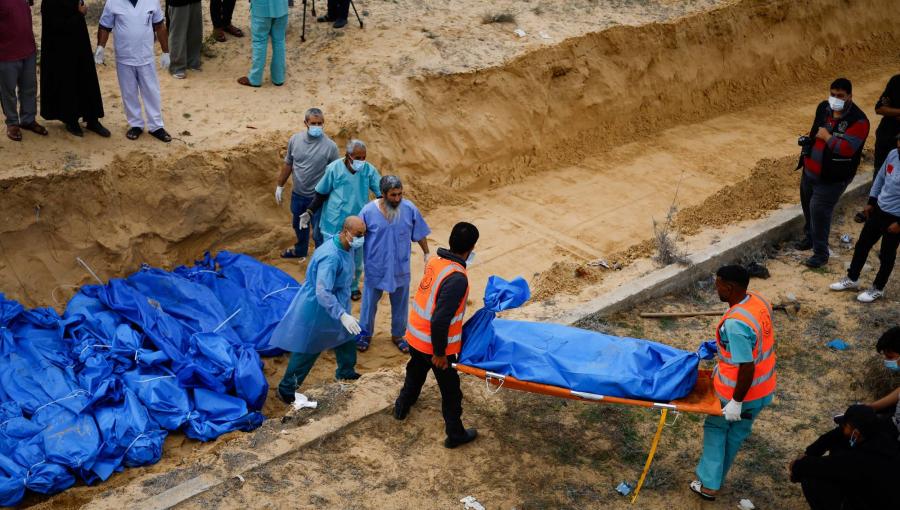 دفن جثث فلسطينيين استشهدوا إثر غارات الإسرائيلية على غزة دفن جثث فلسطينيين استشهدوا إثر غارات الإسرائيلية على غزة | المصدر: رويترز