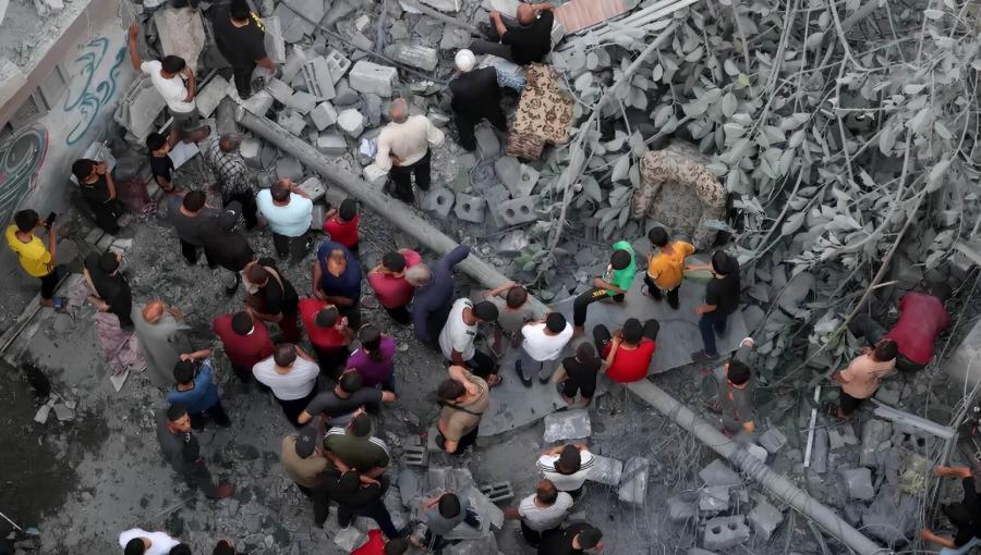 فلسطينيون يبحثون تحت الأنقاض عن الشهداء والأحياء إثر قصف إسرائيلي في حي الدرج فلسطينيون يبحثون تحت الأنقاض عن الشهداء والأحياء إثر قصف إسرائيلي في حي الدرج | المصدر: وكالة الأنباء الفرنسية