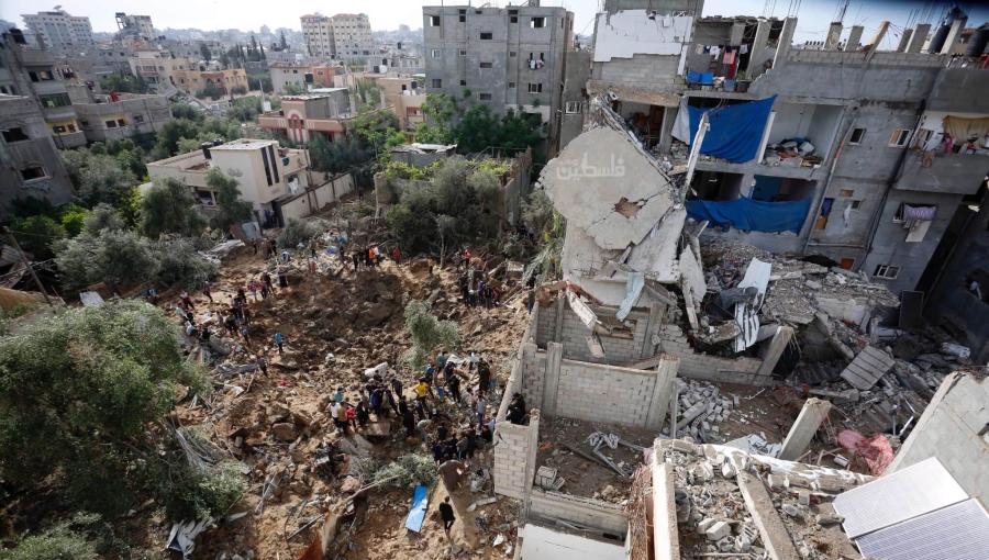 فلسطينيون يتفقدون الدمار الذي خلفه القصف الإسرائيلي على وسط مخيم البريج وسط قطاع غزة فلسطينيون يتفقدون الدمار الذي خلفه القصف الإسرائيلي على وسط مخيم البريج وسط قطاع غزة 3/5/2024 | المصدر: فلسطين بوست