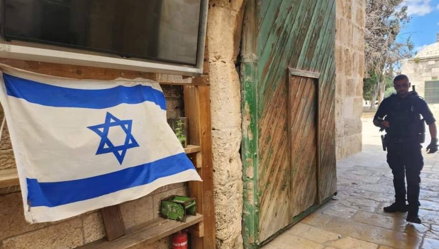 مستوطنون يعلقون علم الاحتلال عند باب المغاربة أحد أبواب المسجد الأقصى المبارك مستوطنون يعلقون علم الاحتلال عند باب المغاربة أحد أبواب المسجد الأقصى المبارك 14/5/2024