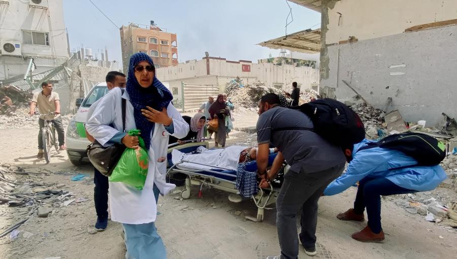إخلاء مستشفى العودة خلال عملية إخلاء مستشفى العودة من الجرحى والكوادر الطبية | المصدر: الجزيرة
