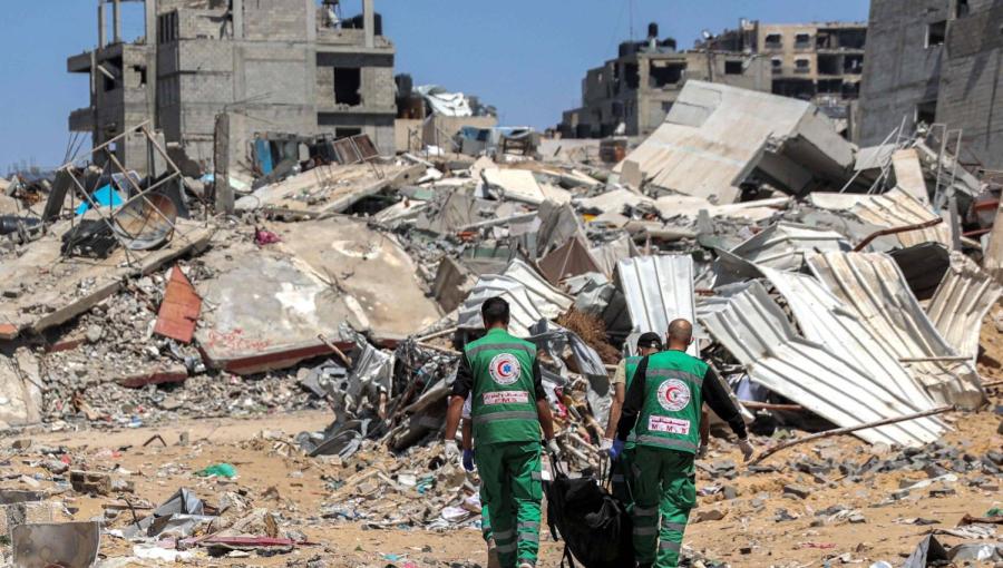 مسعفون فلسطينيون ينقلون جثث القتلى التي تم اكتشافها بالقرب من مستشفى الشفاء في مدينة غزة مسعفون فلسطينيون ينقلون جثث القتلى التي تم اكتشافها بالقرب من مستشفى الشفاء في مدينة غزة | المصدر: وكالة الأنباء الفرنسية