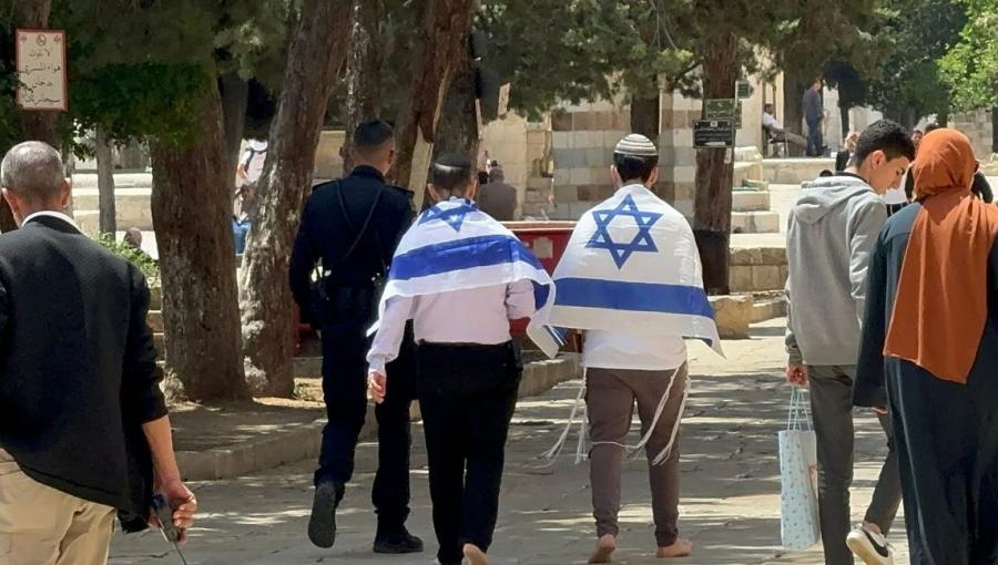 مستوطنون يرفعون علم الاحتلال داخل حرم المسجد الأقصى مستوطنون يرفعون علم الاحتلال داخل حرم المسجد الأقصى 14/5/2024 | المصدر: مركز معلومات وادي حلوة