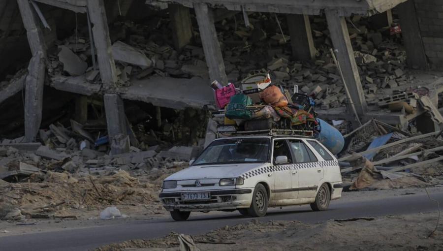 سيارة تقل نازحين فلسطينيين وصلوا إلى خانيونس وخلفهم مبان سكنية قصفها الاحتلال سيارة تقل نازحين فلسطينيين وصلوا إلى خانيونس وخلفهم مبان سكنية قصفها الاحتلال | المصدر: وكالة الأنباء الفرنسية