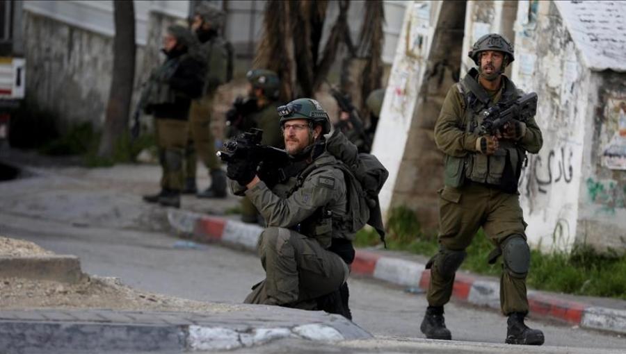 أحد أفراد شرطة الاحتلال يشير بسلاحه صوب فلسطينيين في القدس أحد أفراد شرطة الاحتلال يشير بسلاحه صوب فلسطينيين في القدس | المصدر: الأناضول