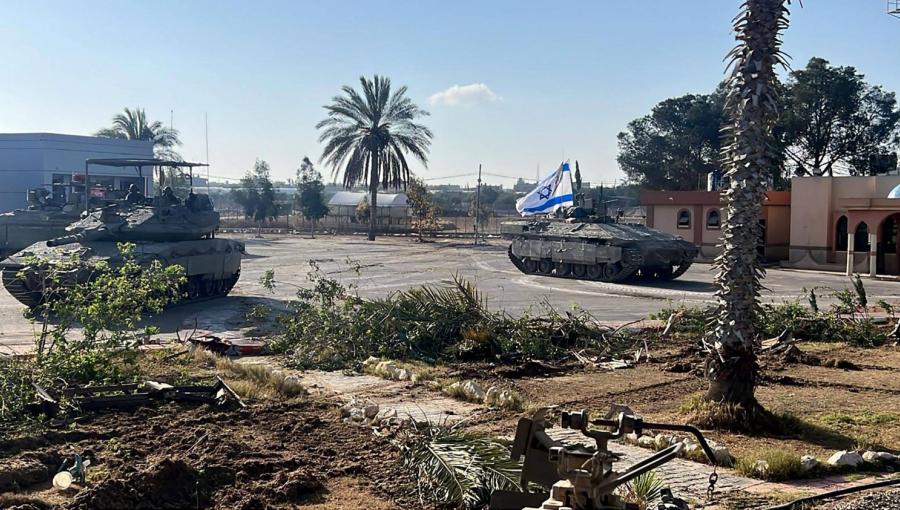 دبابات الاحتلال الإسرائيلي تدخل الجانب الفلسطيني من معبر رفح الحدودي بين غزة ومصر دبابات الاحتلال الإسرائيلي تدخل الجانب الفلسطيني من معبر رفح الحدودي بين غزة ومصر 7/5/2024 | المصدر: وكالة الأنباء الفرنسية