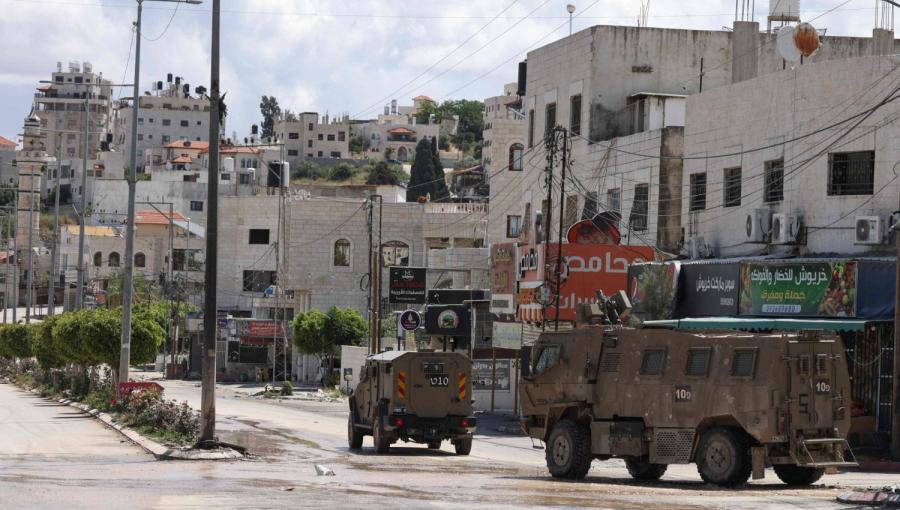 دورية للاحتلال الإسرائيلي على طريق مهجورة في طولكرم خلال غارة على المدينة بالضفة الغربية دورية للاحتلال الإسرائيلي على طريق مهجورة في طولكرم خلال غارة على المدينة بالضفة الغربية | وكالة الأنباء الفرنسية