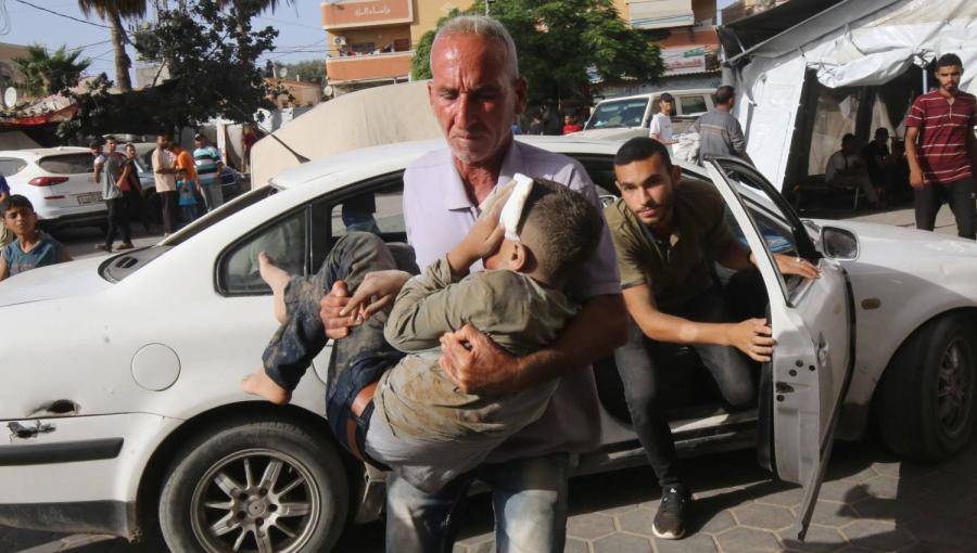 فلسطيني يحمل صبيا مصابا إلى مستشفى شهداء الأقصى في دير البلح فلسطيني يحمل صبيا مصابا إلى مستشفى شهداء الأقصى في دير البلح | المصدر: وكالة الأنباء الألمانية
