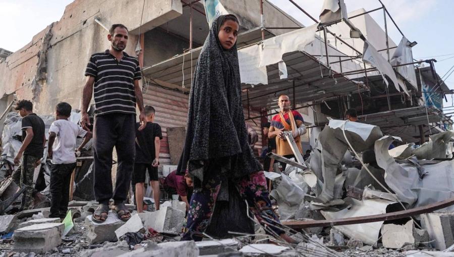 فلسطينيون يتفقدون أنقاض منزل دمره قصف الاحتلال الإسرائيلي على مخيم النصيرات في قطاع غزة فلسطينيون يتفقدون أنقاض منزل دمره قصف الاحتلال الإسرائيلي على مخيم النصيرات في قطاع غزة | المصدر: وكالة الأنباء الفرنسية