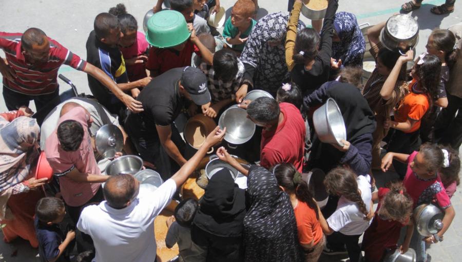 فلسطينيون يتجمعون عند مطبخ خيري في مخيم جباليا للاجئين لملء أوانيهم ببعض الطعام فلسطينيون يتجمعون عند مطبخ خيري في مخيم جباليا للاجئين لملء أوانيهم ببعض الطعام | المصدر: رويترز