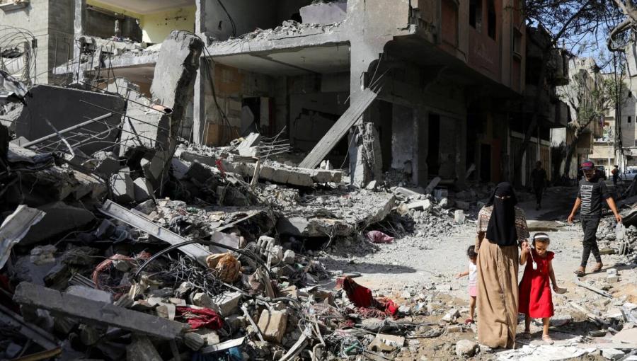 طفلة فلسطينية مع والدتها قرب الدمار التي سببه قصف الاحتلال على مخيم النصيرات وسط قطاع غزة طفلة فلسطينية مع والدتها قرب الدمار التي سببه قصف الاحتلال على مخيم النصيرات وسط قطاع غزة | المصدر: رويترز