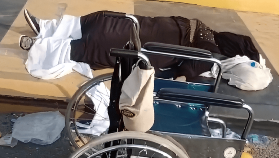 جثمان حاجة على قارعة الطريق جثمان حاجة على قارعة الطريق من جبل عرفات تجاه الحرم المكي 17/6/2024 | المصدر: منصة إكس