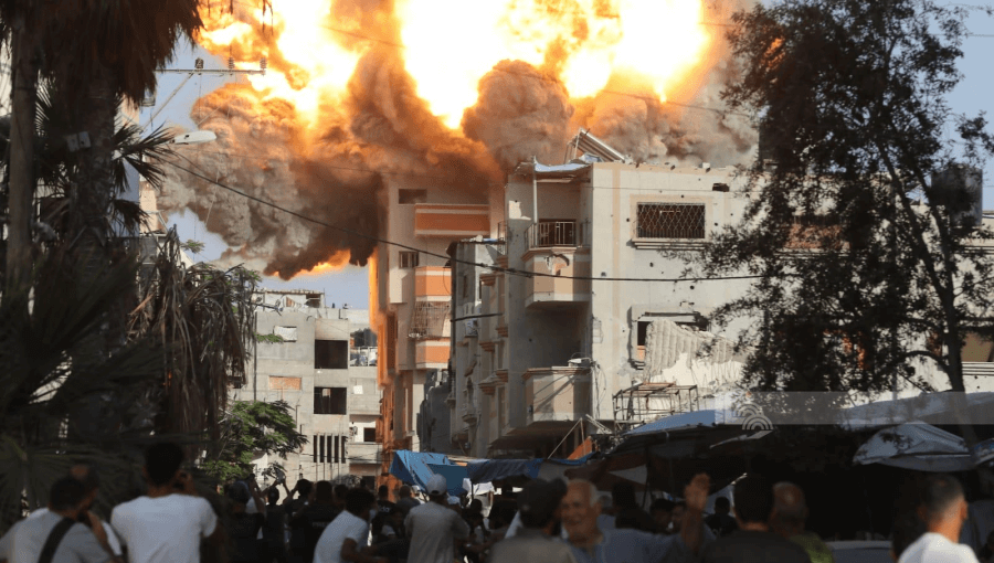 لحظة قصف أحد المنازل في مخيم البريج جنوب مدينة غزة لحظة قصف أحد المنازل في مخيم البريج جنوب مدينة غزة 3/6/2024 | المصدر: شبكة قدس الإخبارية