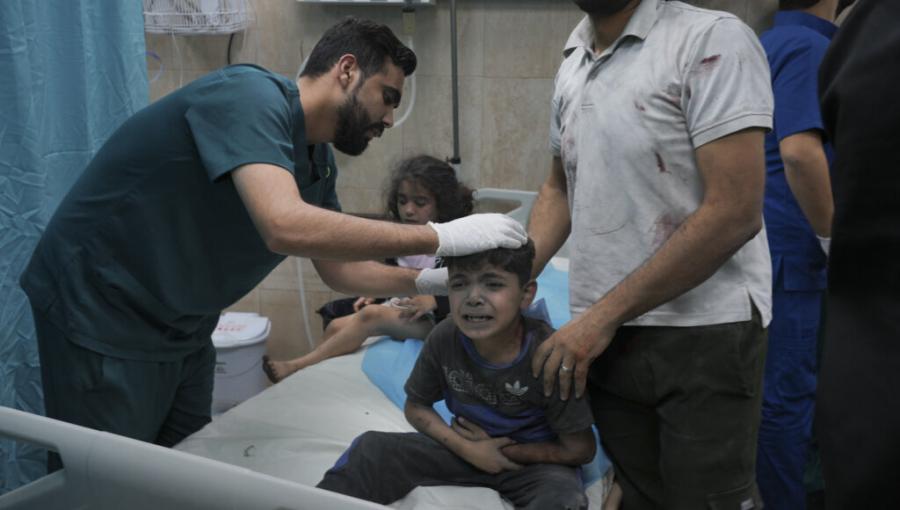 طفل فلسطيني مصاب جراء قصف الاحتلال إثر قصف الاحتلال على غزة طفل فلسطيني مصاب جراء قصف الاحتلال إثر قصف الاحتلال على غزة | المصدر: أسوشييتد برس